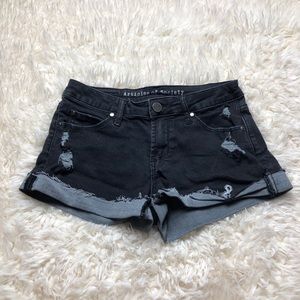 『black slightly ripped shorts』